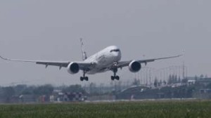_86986973_thaiairwaysstoryanairbusa350xwblandsatsuvarnabhumiinternationalairportinbangkokonnovember24,2014