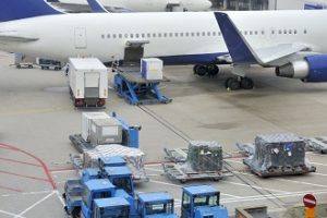 Loading an aeroplane with airfreight at an airport