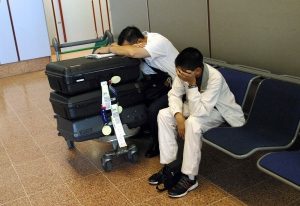 airport-travel-delay-travellers-travelers-airlines-waiting-passenger