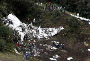 Rescue crew work at the wreckage of a plane that crashed into the Colombian jungle with Brazilian soccer team Chapecoense onboard near Medellin, Colombia, November 29, 2016. REUTERS/Jaime Saldarriaga